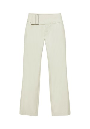 Pantalon beige clair taille haute à jambes larges avec une grande boucle rectangulaire sur la ceinture du côté gauche.