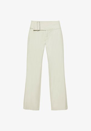 Pantalon beige clair taille haute à jambes larges avec une grande boucle rectangulaire sur la ceinture du côté gauche.