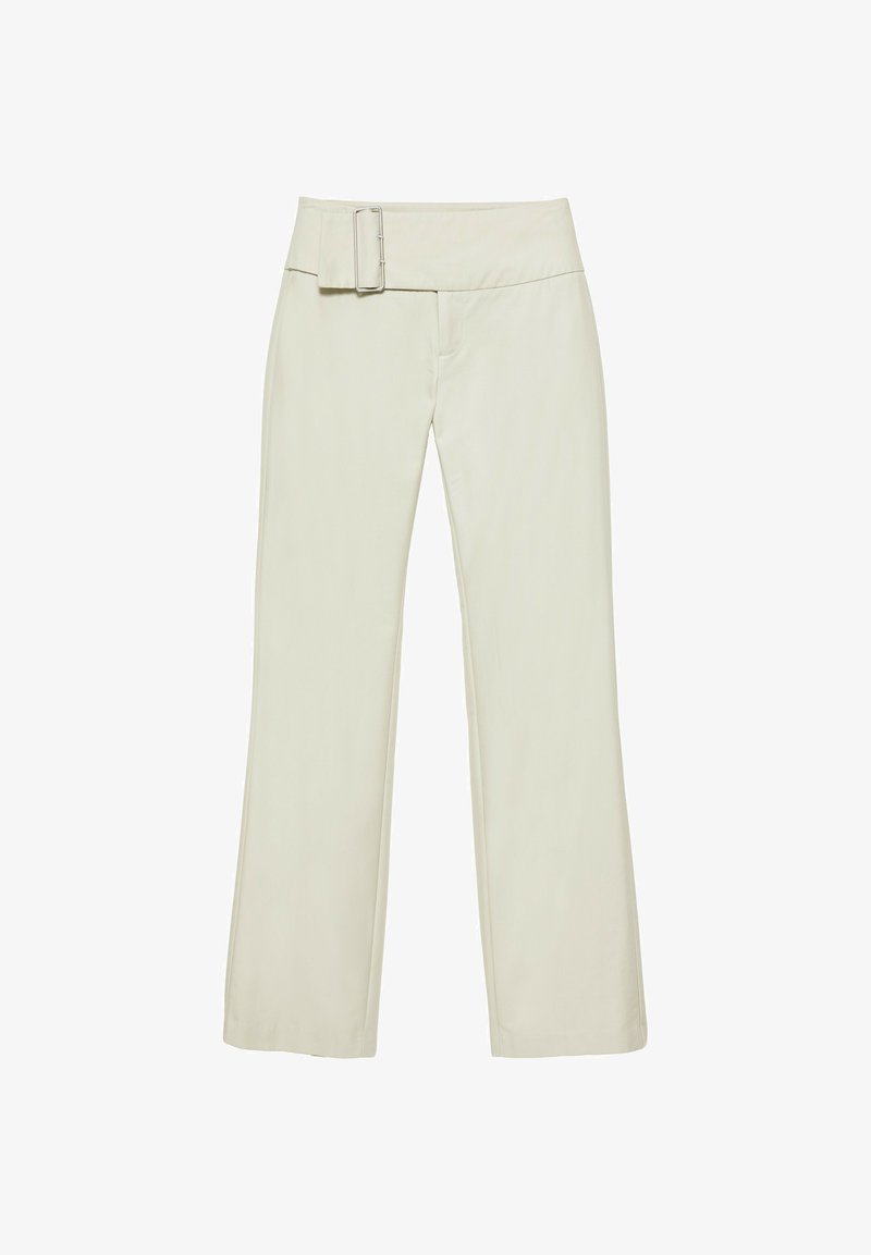 Pantalon beige clair taille haute à jambes larges avec une grande boucle rectangulaire sur la ceinture du côté gauche.