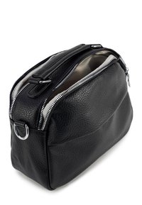 Zwarte leren tas met een gestructureerd oppervlak, ritssluiting en metalen hardware. Heeft een open bovenkant voor gemakkelijke toegang tot het interieur.