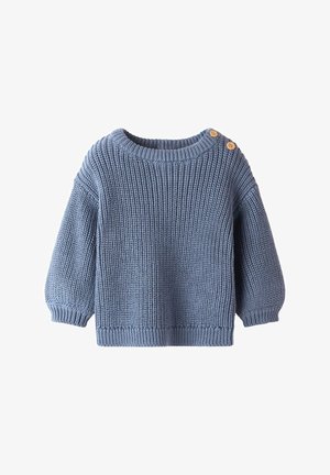 Jasnoniebieski sweter z dzianiny z okrągłym dekoltem, długimi rękawami i dwoma drewnianymi guzikami na ramieniu. Teksturowana żebrowana tkanina.