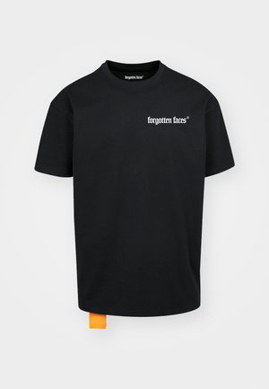 Schwarzes Baumwoll-T-Shirt mit kurzen Ärmeln, Rundhalsausschnitt und weißem "forgotten faces"-Text. Mit einem orangefarbenen Akzentetikett am Saum.