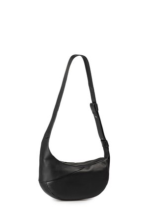 Borsa a spalla in pelle nera con forma curvata, dotata di una singola tracolla regolabile e dettagli eleganti sulle cuciture anteriori.