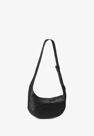 Borsa a spalla in pelle nera con forma curvata, dotata di una singola tracolla regolabile e dettagli eleganti sulle cuciture anteriori.