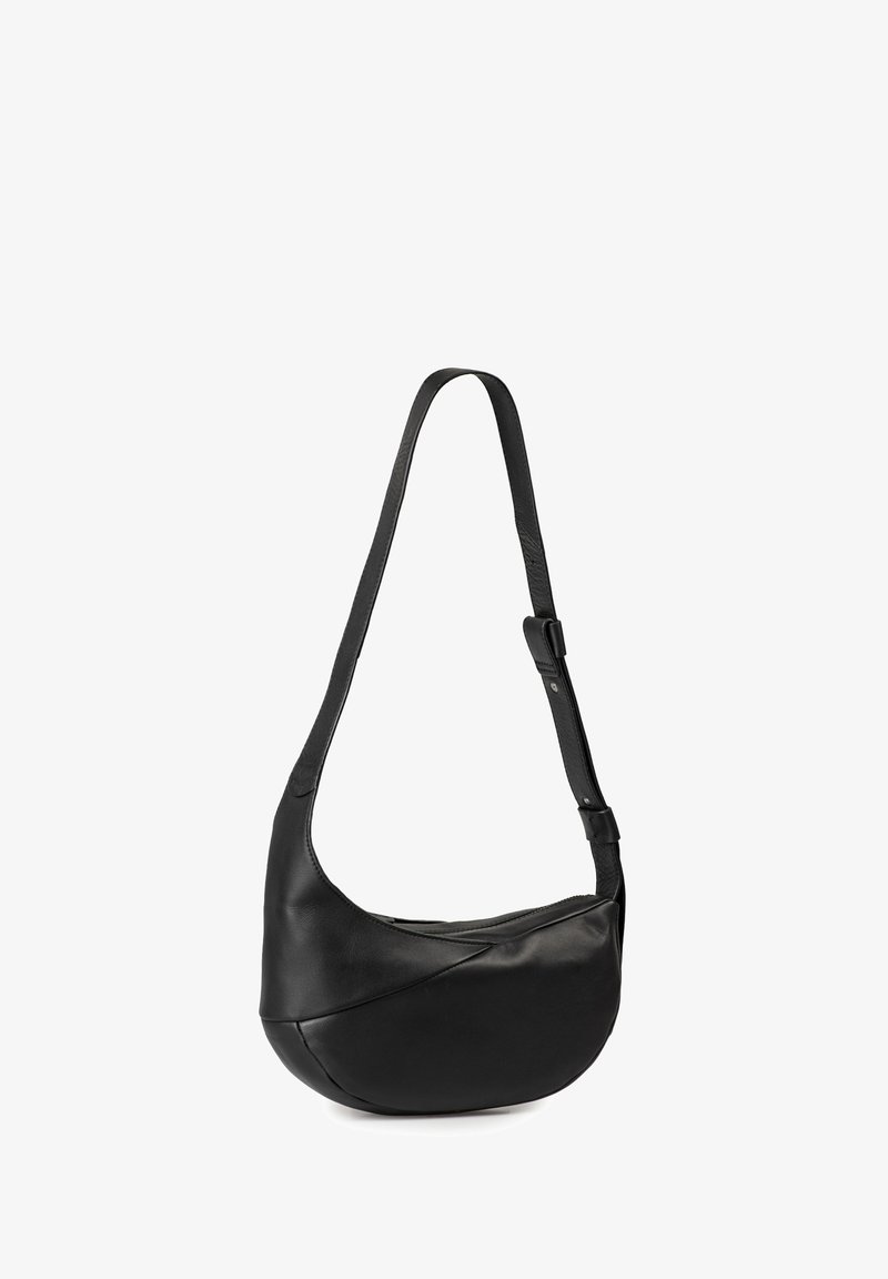 Zwarte leren schoudertas met een gebogen vorm, voorzien van een enkele verstelbare schouderband en elegante stiksels aan de voorkant.