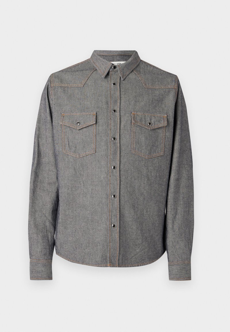 Grå denimskjorta med långa ärmar, spetsig krage och dubbla bröstfickor. Har orangea sömmar och knäppning fram.