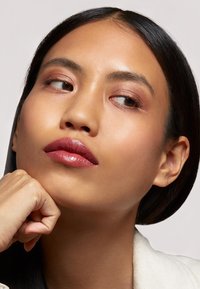 NUI Cosmetics NATURAL LIPSTICK czerwony