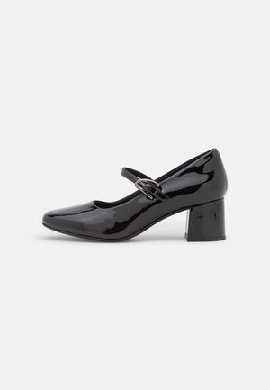 Schwarzer Mary-Jane-Schuh aus Lackleder mit abgerundeter Spitze, niedrigem Blockabsatz und verstellbarem Riemen über dem Spann.