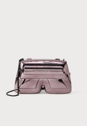 Metallinen vaaleanpunainen käsilaukku, jossa on rakenteellinen, kulmikas muotoilu, mukana ketjuhihna, kohokuvioitu logo ja sileä, kiiltävä pinta.