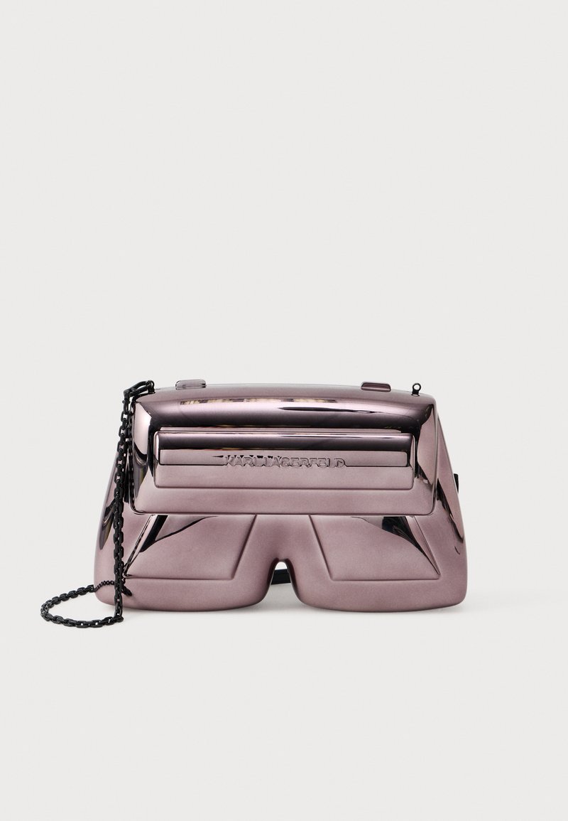 Metaliczna różowa torebka o strukturalnym, kanciastym designie, z łańcuszkowym paskiem, wytłoczonym logo i gładką, błyszczącą fakturą.