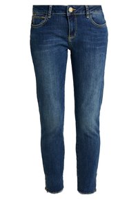 Jeans de mezclilla azul oscuro con un corte ajustado, que presentan una cremallera, cierre de botón y dobladillos deshilachados. Desgaste sutil y diseño clásico de cinco bolsillos.