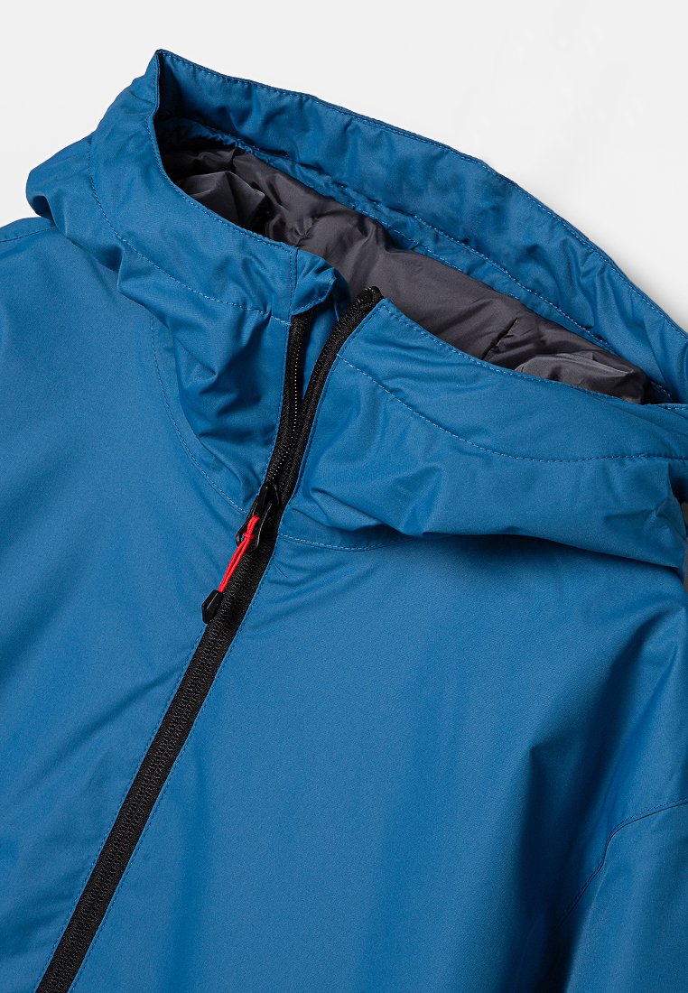 Veste imperméable bleue avec fermeture éclair à l'avant, capuche ajustable et doublure intérieure. Comprend une fermeture éclair noire et un tirette rouge pour une utilisation facile.