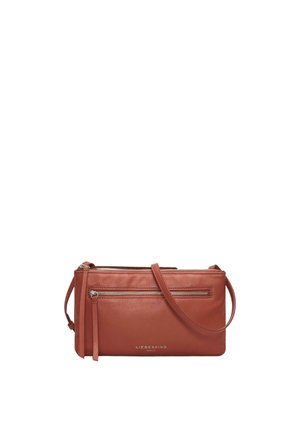 Sac bandoulière en cuir marron avec poche avant zippée, sangle réglable et détails de fermeture éclair argentés, marqué "Liebeskind Berlin" sur le devant.