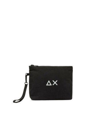 Bustina da polso rettangolare nera con cerniera in alto, cinturino da polso staccabile a sinistra e simboli bianchi a forma di triangolo e X sul davanti.