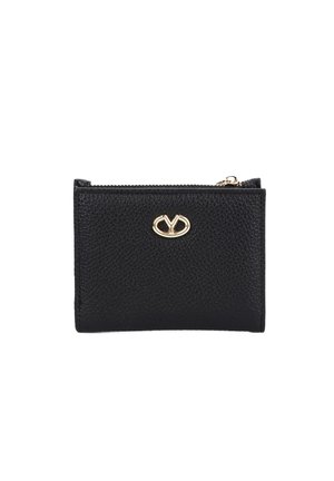 Portafoglio in pelle nera con texture, accentuato da un logo dorato, dotato di chiusura con zip e forma rettangolare compatta.