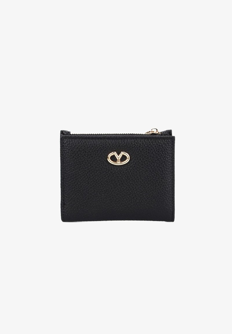 Portafoglio in pelle nera con texture, accentuato da un logo dorato, dotato di chiusura con zip e forma rettangolare compatta.