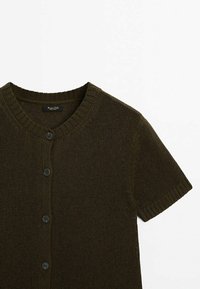 Cardigan en maille à manches courtes vert foncé avec col rond et quatre boutons noirs sur le devant, présenté sur un fond blanc.