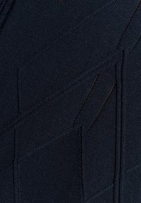 Σκούρο ναυτικό ύφασμα με περίπλοκα διαγώνια και κατακόρυφα ριμπ πλεκτά σχέδια και υφασμένες ανάγλυφες γραμμές.