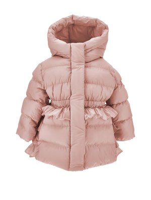 Veste matelassée rose clair pour tout-petit avec capuche, taille élastique, fermeture devant et détails volantés sur les côtés et dans le dos.