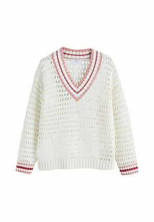 Weißer Strickpullover mit offenem Maschenmuster, V-Ausschnitt mit rosa und roten Streifen eingefasst, sowie passenden gestreiften Bündchen.