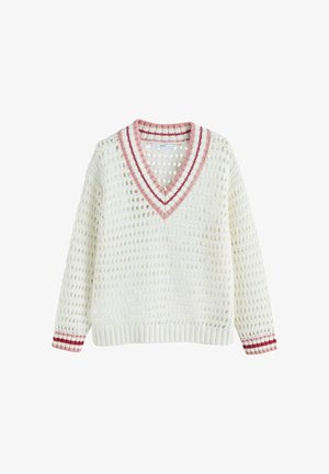 Weißer Strickpullover mit offenem Maschenmuster, V-Ausschnitt mit rosa und roten Streifen eingefasst, sowie passenden gestreiften Bündchen.