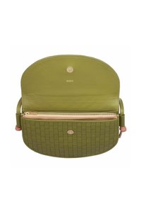 Borsa a tracolla in pelle intrecciata verde con parte superiore arrotondata, chiusura a scatto dorata, tasca interna con zip e accenti bicolore. Presenta un'esterno testurizzato.