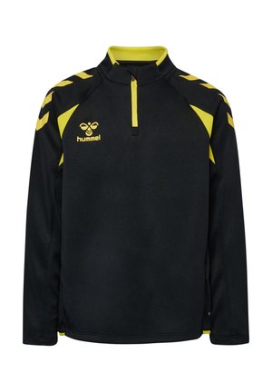 Zwarte sportpullover met lange mouwen, gele accenten, een kwart-ritssluiting bij de kraag en het Hummel-logo op de borst en schouders.