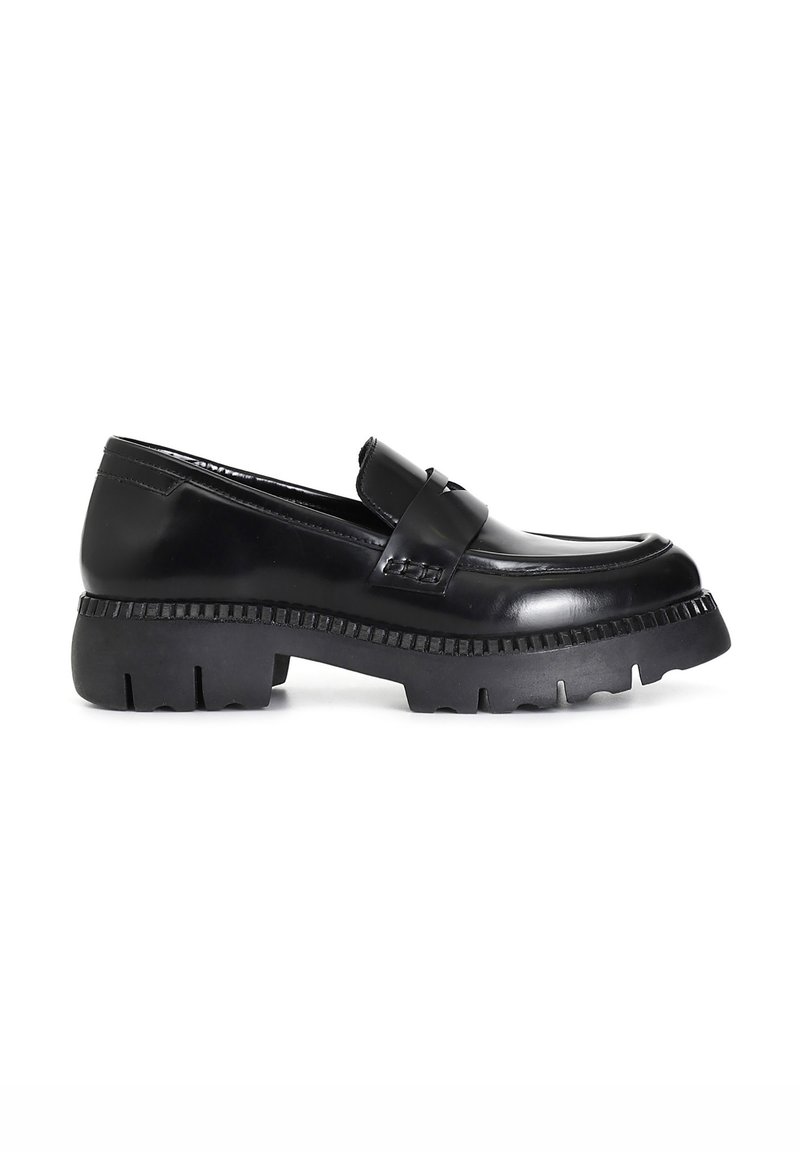 Zwarte loafers met een glanzende lakafwerking, een chunky rubberen zool en een decoratieve band over de wreef. De zool heeft een gegroefd rand.