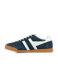 Sneaker in suede blu navy con strisce diagonali bianche, dettagli crema, punta rotonda, chiusura con lacci e suola in gomma con texture.