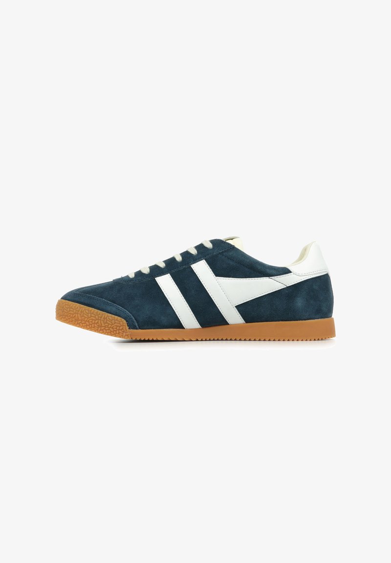 Sneaker in suede blu navy con strisce diagonali bianche, dettagli crema, punta rotonda, chiusura con lacci e suola in gomma con texture.
