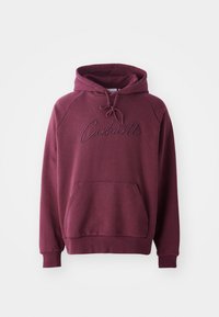 Felpa bordeaux realizzata in tessuto morbido, con tasca a marsupio, cappuccio regolabile e logo "Carhartt" ricamato sul davanti.