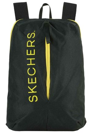 Mochila negra con detalles en amarillo, con un zipper frontal y un gran logo de "SKECHERS". Fabricada con un material duradero, diseñada para el uso cotidiano.