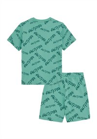 Zeleni bombažni dvodelni set, ki vključuje majico s kratkimi rokavi in kratke hlače, oboje krasijo ponovljeni črni grafični napis "SALTYDOG".