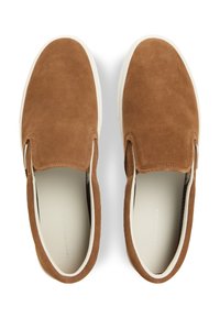 Καφέ καστόρινα παπούτσια χωρίς κορδόνια με λευκή σόλα από καουτσούκ, διαθέτουν λεία εσωτερική επένδυση και ελαστικές πλαϊνές λεπτομέρειες για εύκολη εφαρμογή.