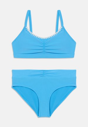 Conjunto de bikini azul que incluye una parte superior tipo bralette con tirantes ajustables y detalles fruncidos, combinado con una parte inferior de cintura alta a juego.