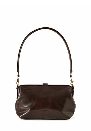 Sac en cuir marron avec une texture lisse, une forme arrondie et une longue poignée unique. Présente un fermoir en ton doré et un branding minimal.