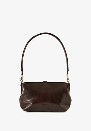 Sac en cuir marron avec une texture lisse, une forme arrondie et une longue poignée unique. Présente un fermoir en ton doré et un branding minimal.