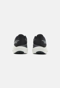 Schwarze Sportschuhe mit einer strukturierten Oberseite, weißer Sohle und einem grauen Akzentlogo. Abgerundetes Rückendesign für Stabilität und Unterstützung.