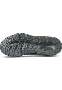 Suola in gomma nera con motivi testurizzati e scanalature per la trazione. Presenta accenti arancioni e un design distintivo per stabilità e prestazioni.