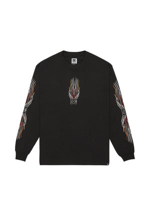 Schwarzes Langarm-T-Shirt mit Flammengrafiken in Rot, Gelb und Weiß auf den Ärmeln sowie einem zentrierten Logo auf der Brust; aus Baumwollmaterial.