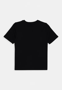 Camiseta negra de manga corta y cuello redondo, colocada plana, mostrando el reverso sobre un fondo blanco liso.