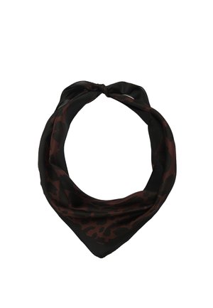 Pañuelo triangular de seda negra con estampado de leopardo marrón oscuro, doblado y atado en la parte superior.