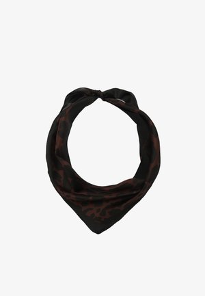 Pañuelo triangular de seda negra con estampado de leopardo marrón oscuro, doblado y atado en la parte superior.