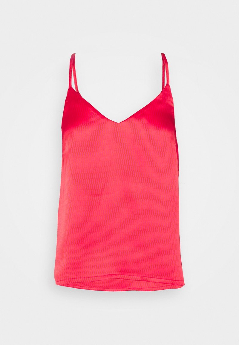 Czerwona satynowa koszulka na ramiączkach z cienkimi paskami, z dekoltem w kształcie litery V i teksturowanym wzorem z pionowymi liniami. Gładki materiał i luźny krój.
