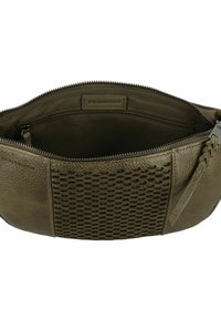 Borsa in pelle verde oliva con motivo a nido d'ape testurizzato su un lato, chiusura con zip e etichetta del marchio discreta all'interno. Fodera interna liscia.