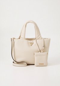 Sac fourre-tout beige avec deux poignées, en simili cuir lisse, doté d'un logo doré et d'une petite pochette détachable au design assorti.
