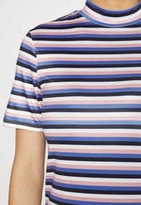 Top de manga curta com riscas, apresentando faixas horizontais em azul-marinho, azul claro, rosa e branco. Tecido suave com um design de gola alta.