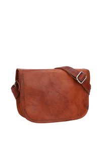 Borsa a tracolla in pelle marrone con chiusura a patta, tracolla regolabile e dettagli di cucitura visibili. Texture morbida, forma rettangolare.