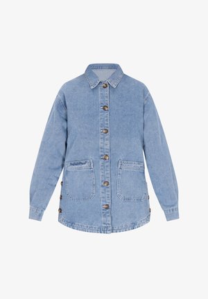 Vaaleansininen farkkutakki, jossa on kauluksellinen kaula-aukko, etupainonapit, kaksi etutaskua ja sivupainonappeja.