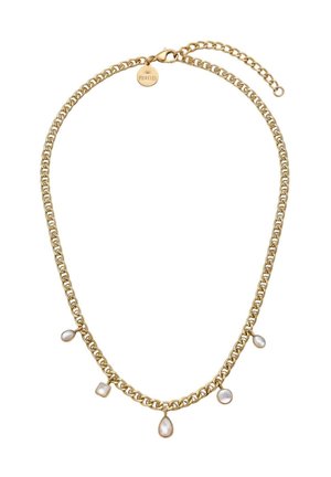 Goldene Halskette mit fünf weißen, perlenförmigen Anhängern in Tropfen-, Oval-, Rund- und Quadrat-Form und einem kleinen runden Markenzeichen nahe dem Verschluss.